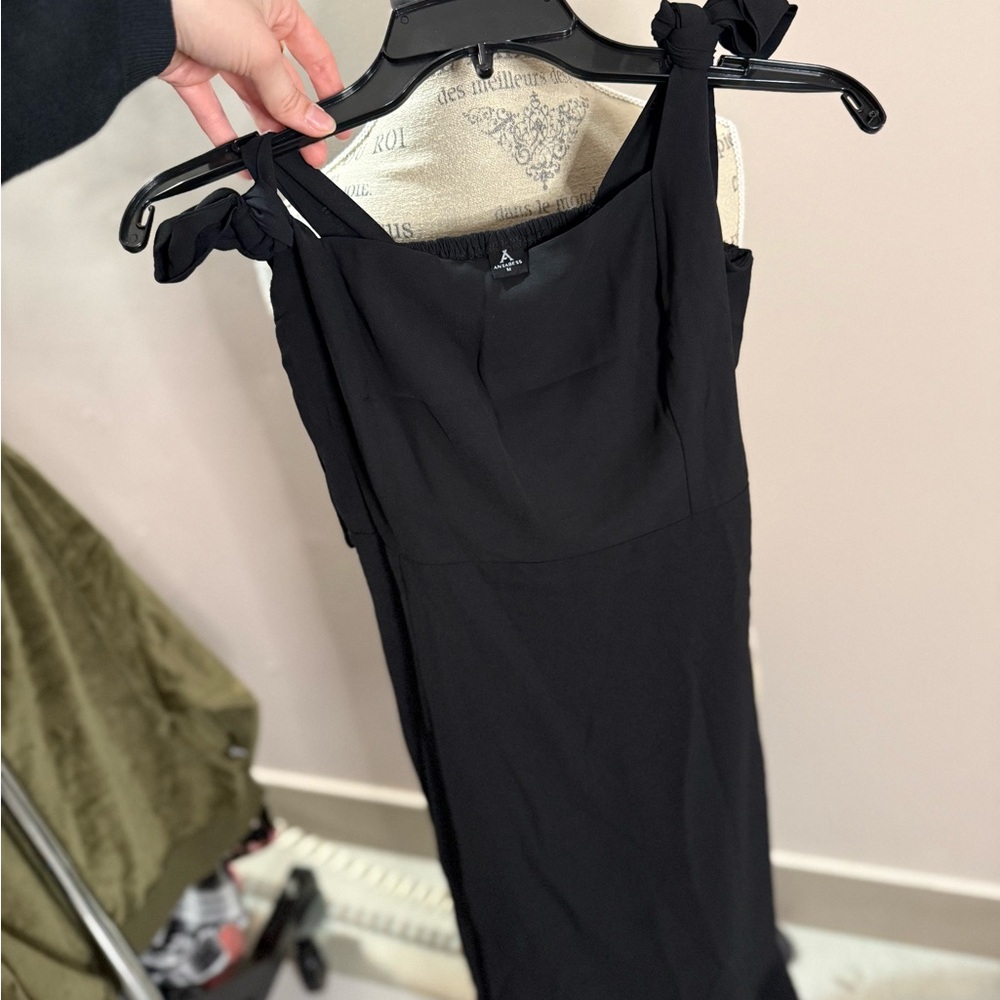 Chic Black Maxi Dress with Bow Detail - Picture 3 of 3